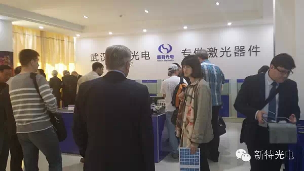 俄羅斯激光代表團對新特光電激光配件感到吃驚！