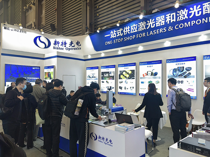 新特光電工作人員態(tài)度熱情、專業(yè)、耐心地向觀眾們講解產(chǎn)品的性能參數(shù)