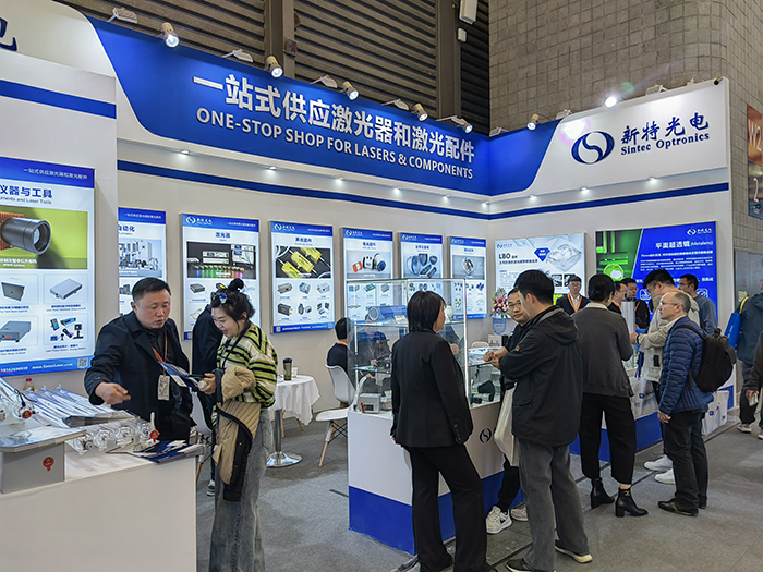 新特光電工作人員態(tài)度熱情、專業(yè)、耐心地向觀眾們講解產(chǎn)品的性能參數(shù)