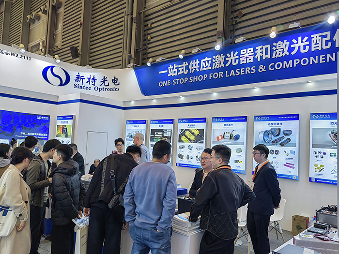 新特光電工作人員態(tài)度熱情、專業(yè)、耐心地向觀眾們講解產(chǎn)品的性能參數(shù)