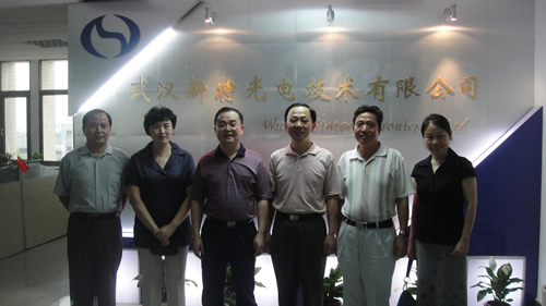 湖北省僑聯(lián)謝余卡主席率領(lǐng)副主席何光源、劉文華、王愛民和副巡視員羅連運(yùn)來(lái)新特光電調(diào)研